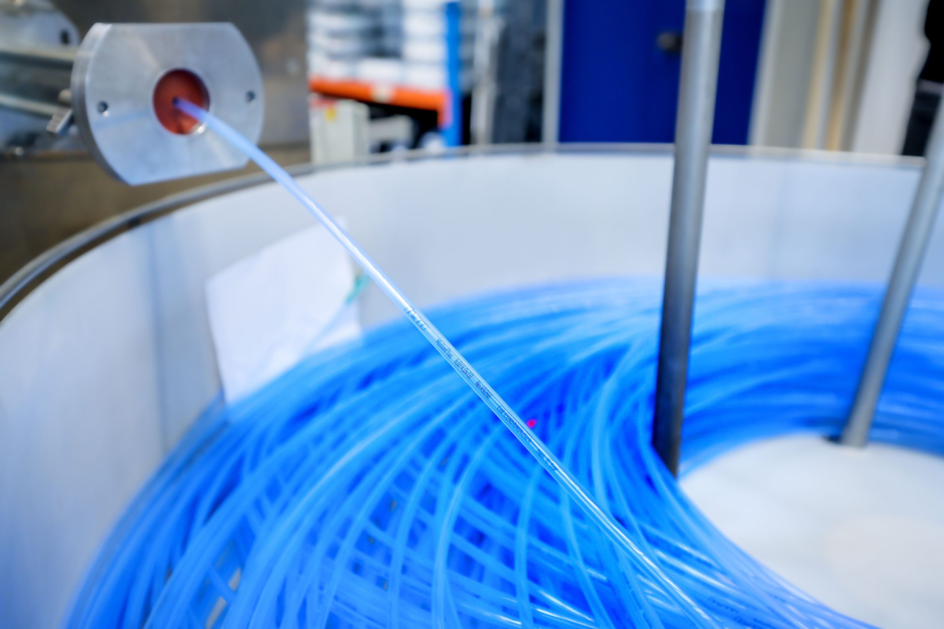 APT Produktion in Düsseldorf - Schlauchwickler Foto des Endes eines Extrusionsmaschine der APT am Standort Düsseldorf