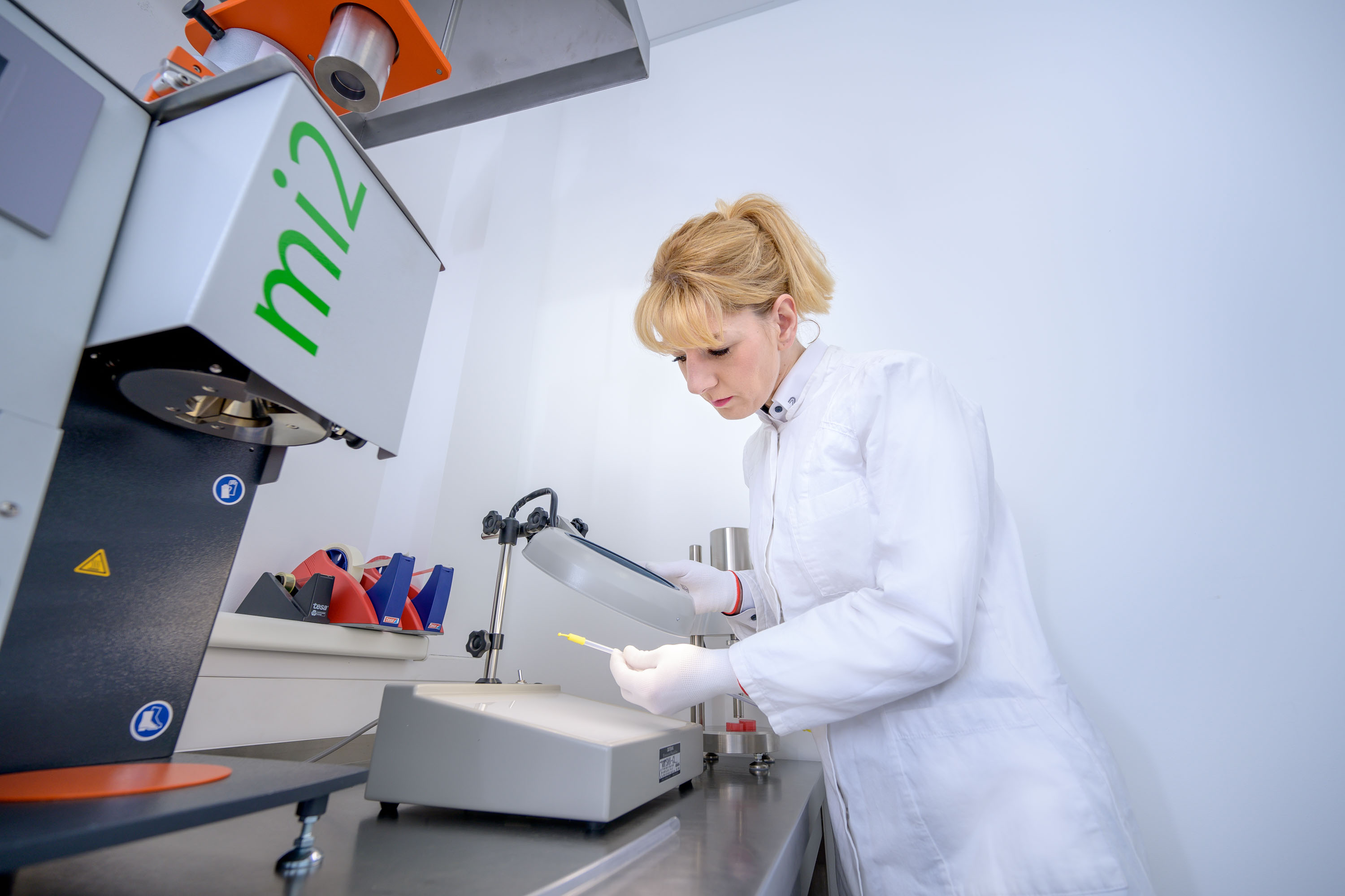 Foto einer Mitarbeiterin der APT des Qualitätsmanagement bei der Arbeit